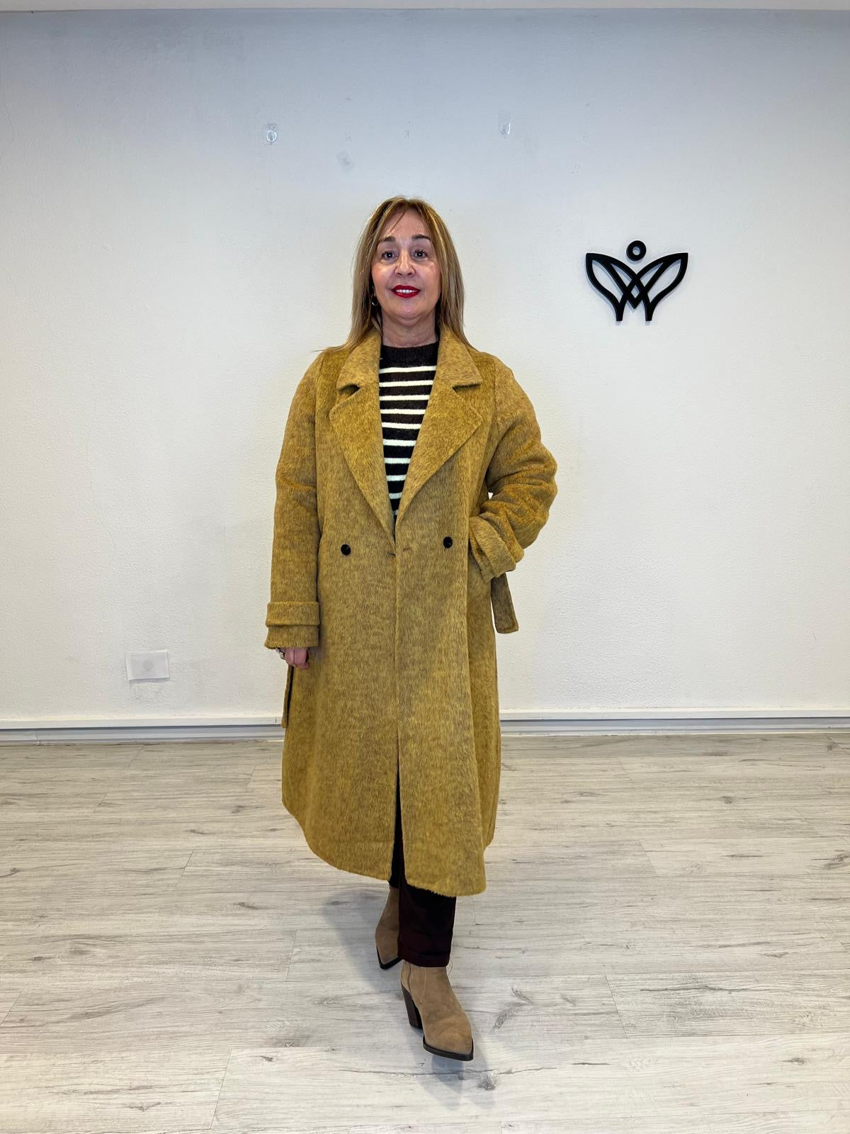 Abrigo largo solapas clásico de lana con cinturón en mostaza