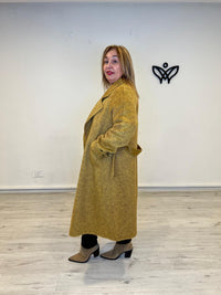 Abrigo largo solapas clásico de lana con cinturón en mostaza