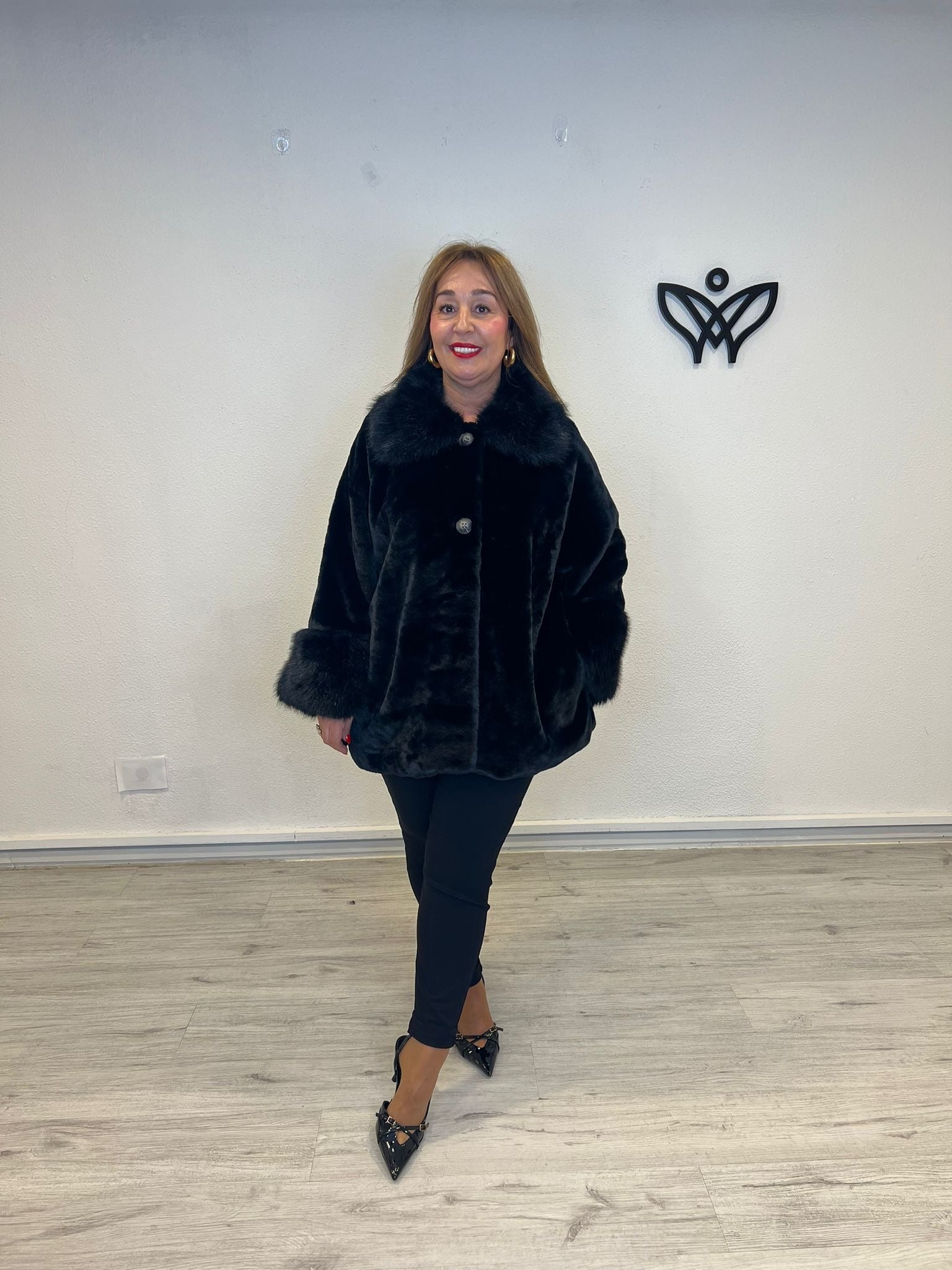 Chaquetón corte capa de pelo forrado negro