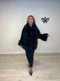 Chaquetón corte capa de pelo forrado negro