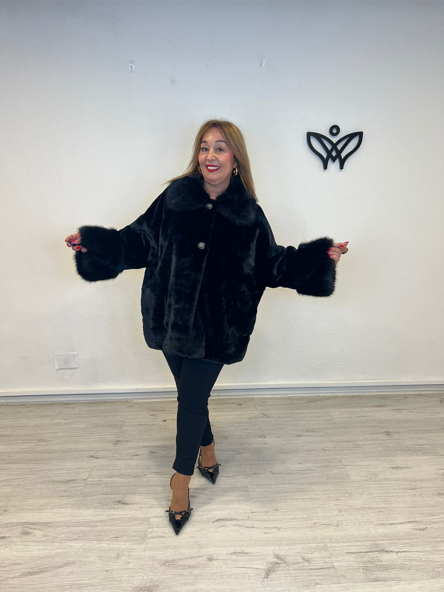 Chaquetón corte capa de pelo forrado negro