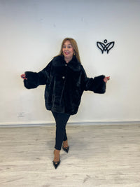 Chaquetón corte capa de pelo forrado negro