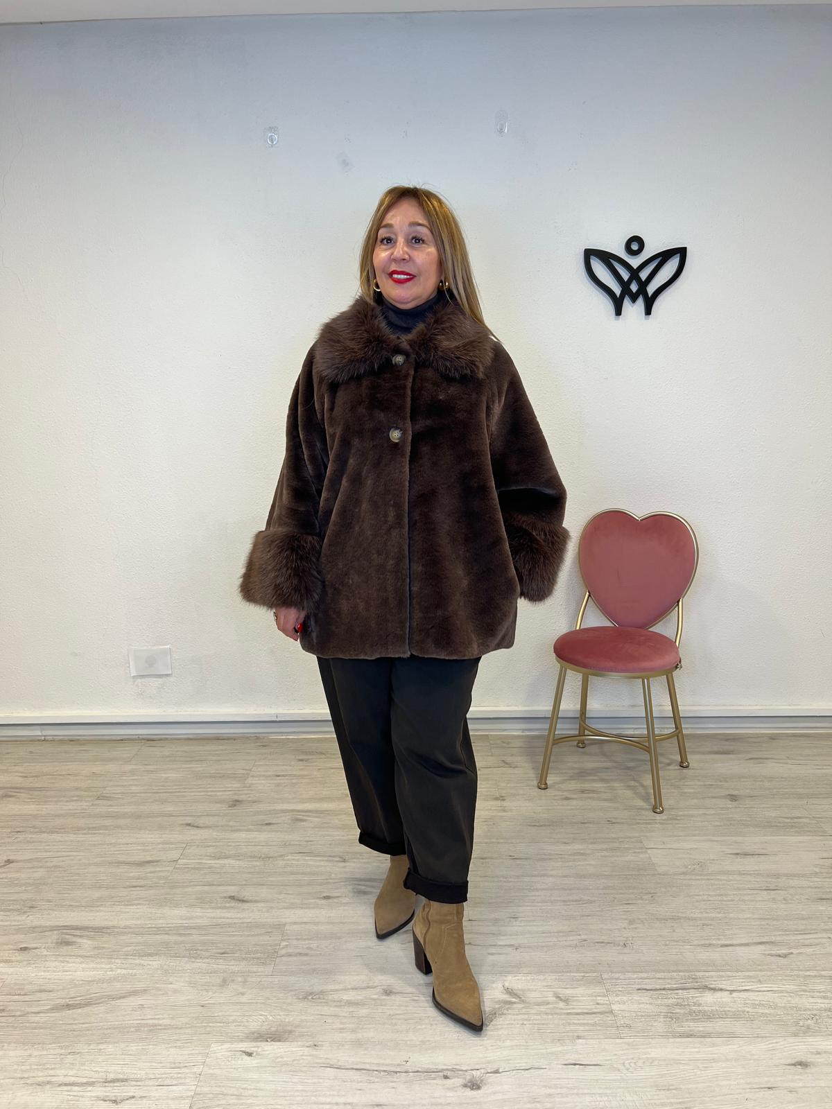 Chaquetón corte capa de pelo forrado marron chocolate