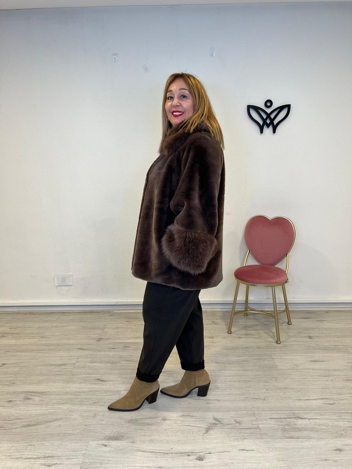 Chaquetón corte capa de pelo forrado marron chocolate