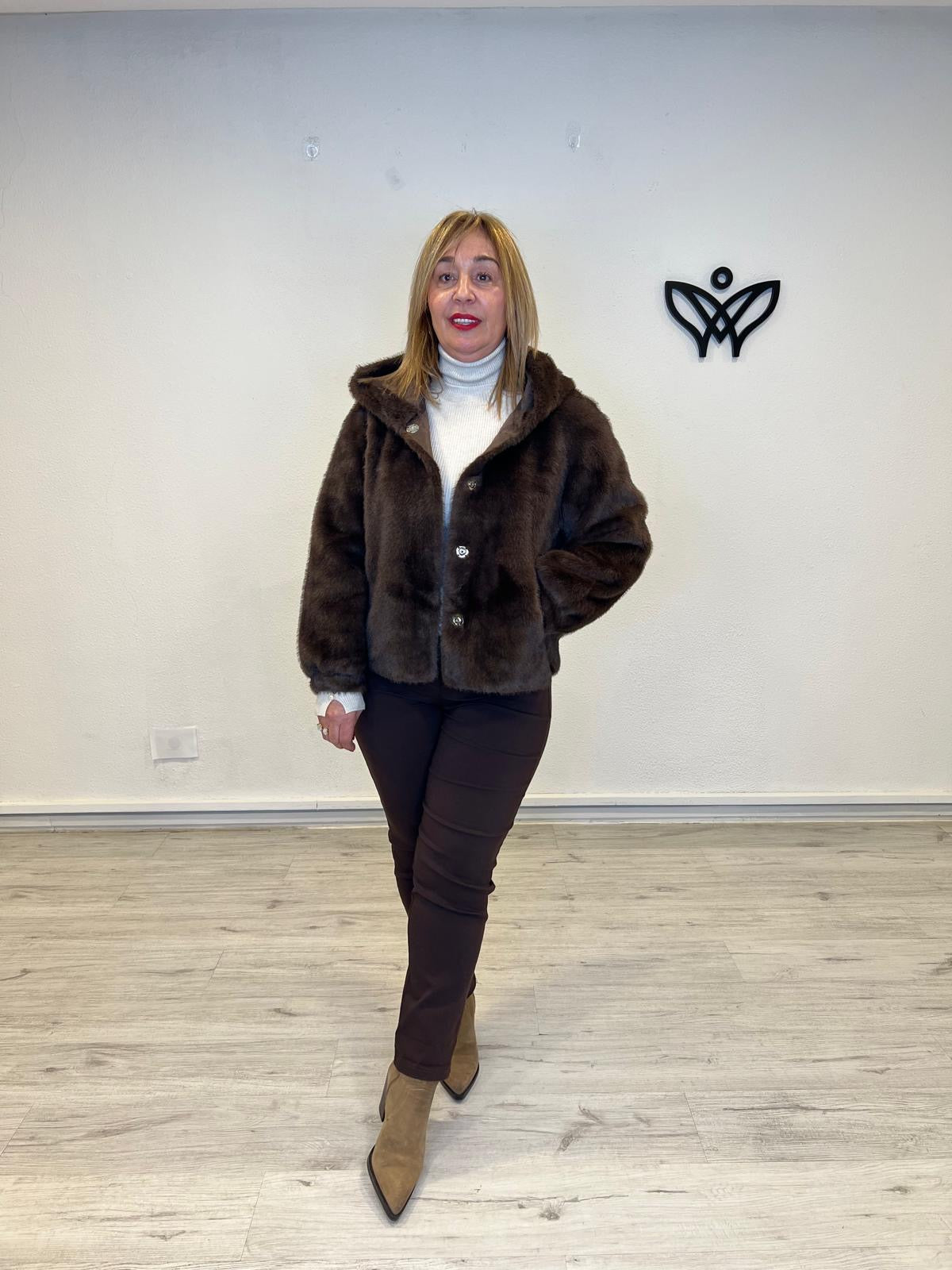 Chaqueta corta pelo imita al visón con capucha marrón chocolate