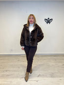 Chaqueta corta pelo imita al visón con capucha marrón chocolate