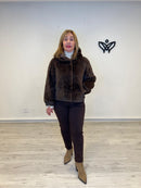 Chaqueta corta pelo imita al visón con capucha marrón chocolate