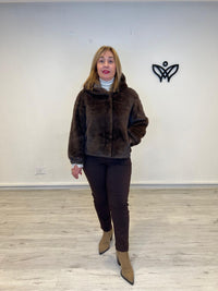 Chaqueta corta pelo imita al visón con capucha marrón chocolate