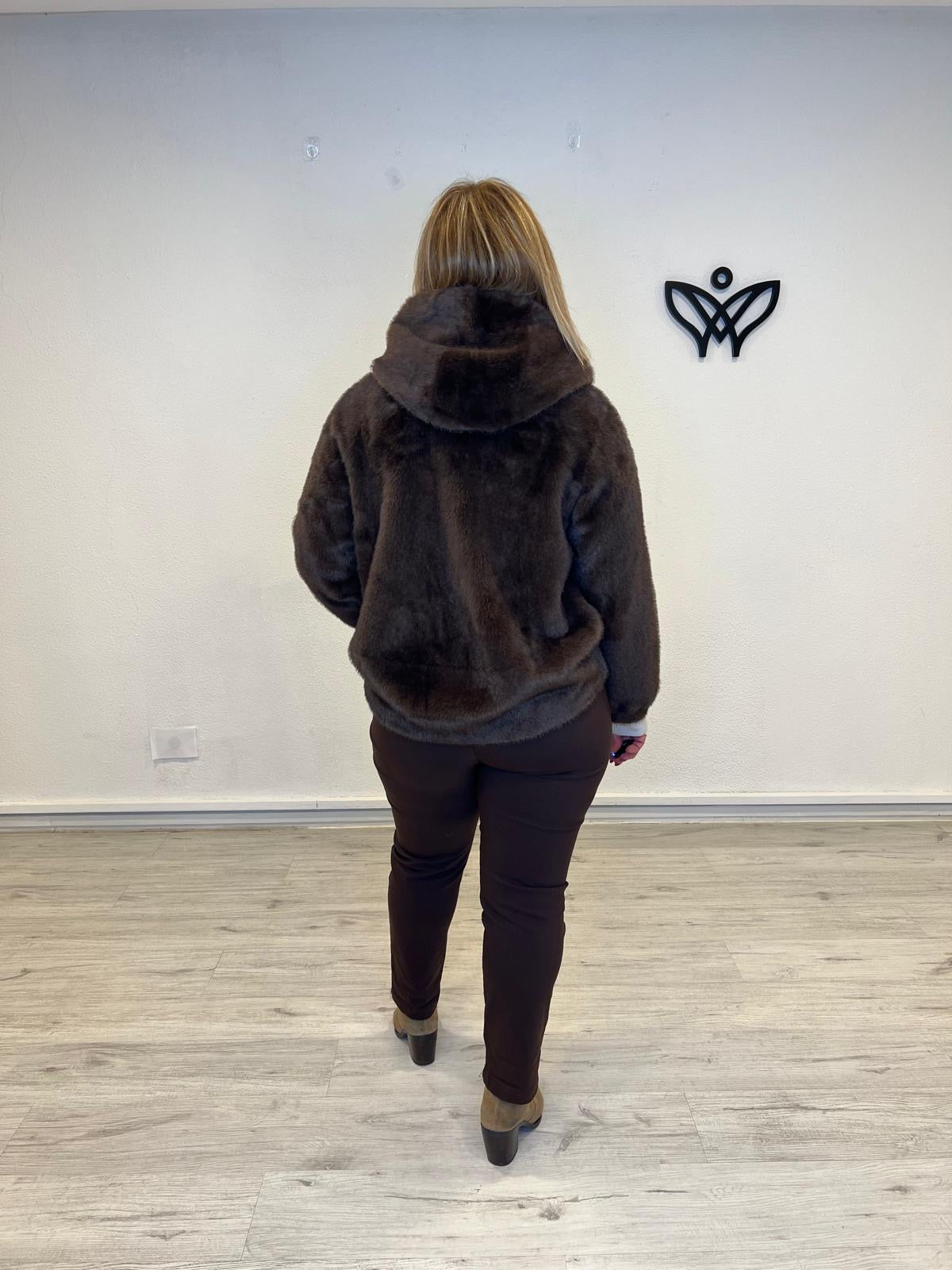 Chaqueta corta pelo imita al visón con capucha marrón chocolate