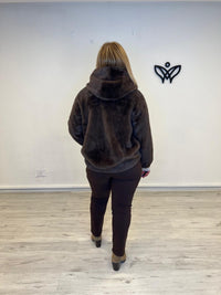 Chaqueta corta pelo imita al visón con capucha marrón chocolate