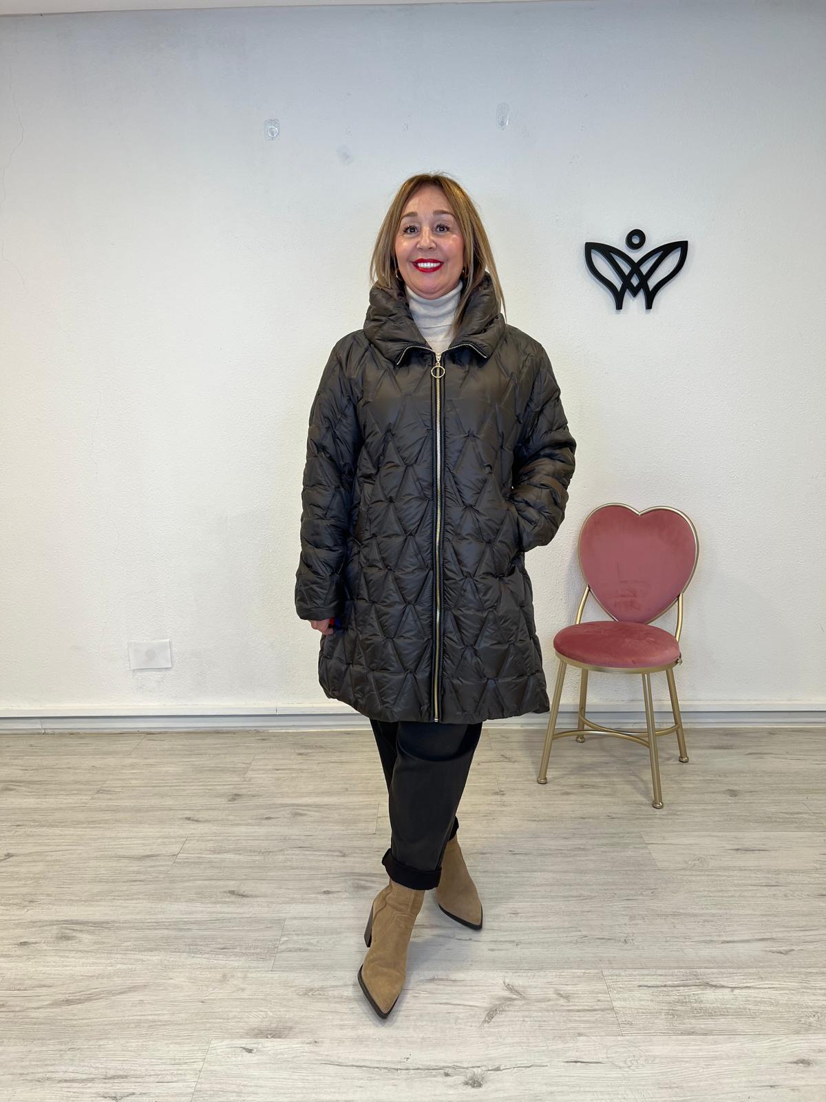 Plumas largo acolchado forrado con capucha abrocha con cremallera marrón chocolate