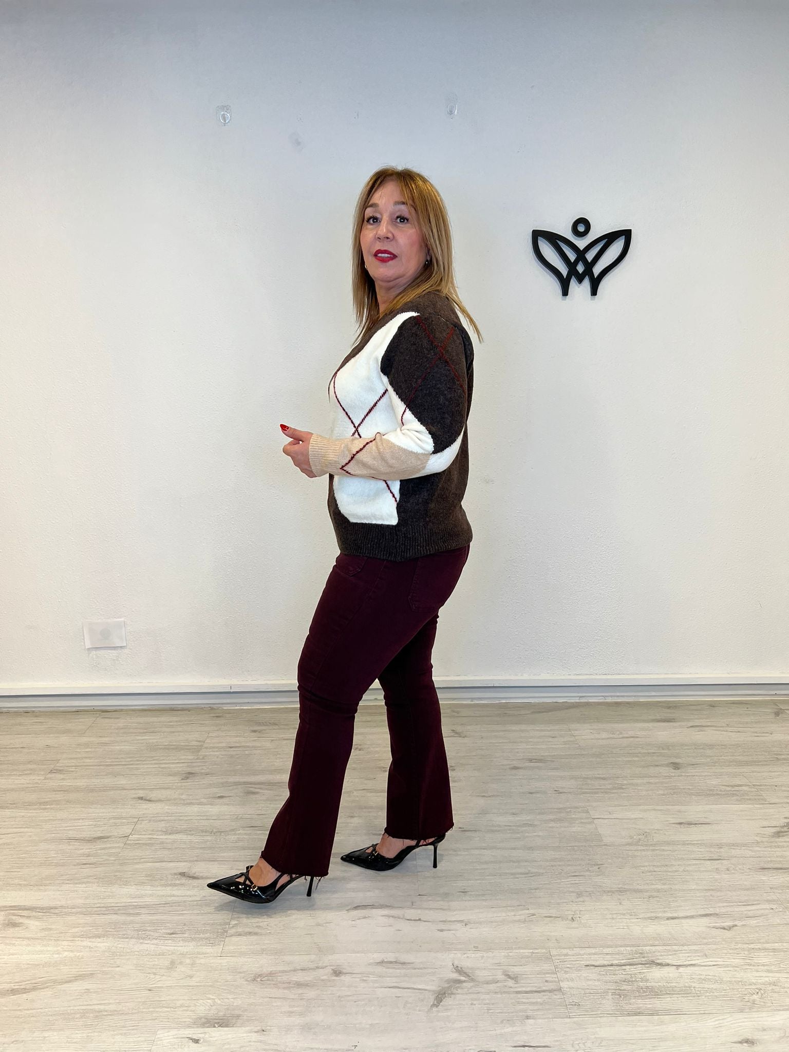 Jersey de punto escote en pico de rombos en marrón chocolate