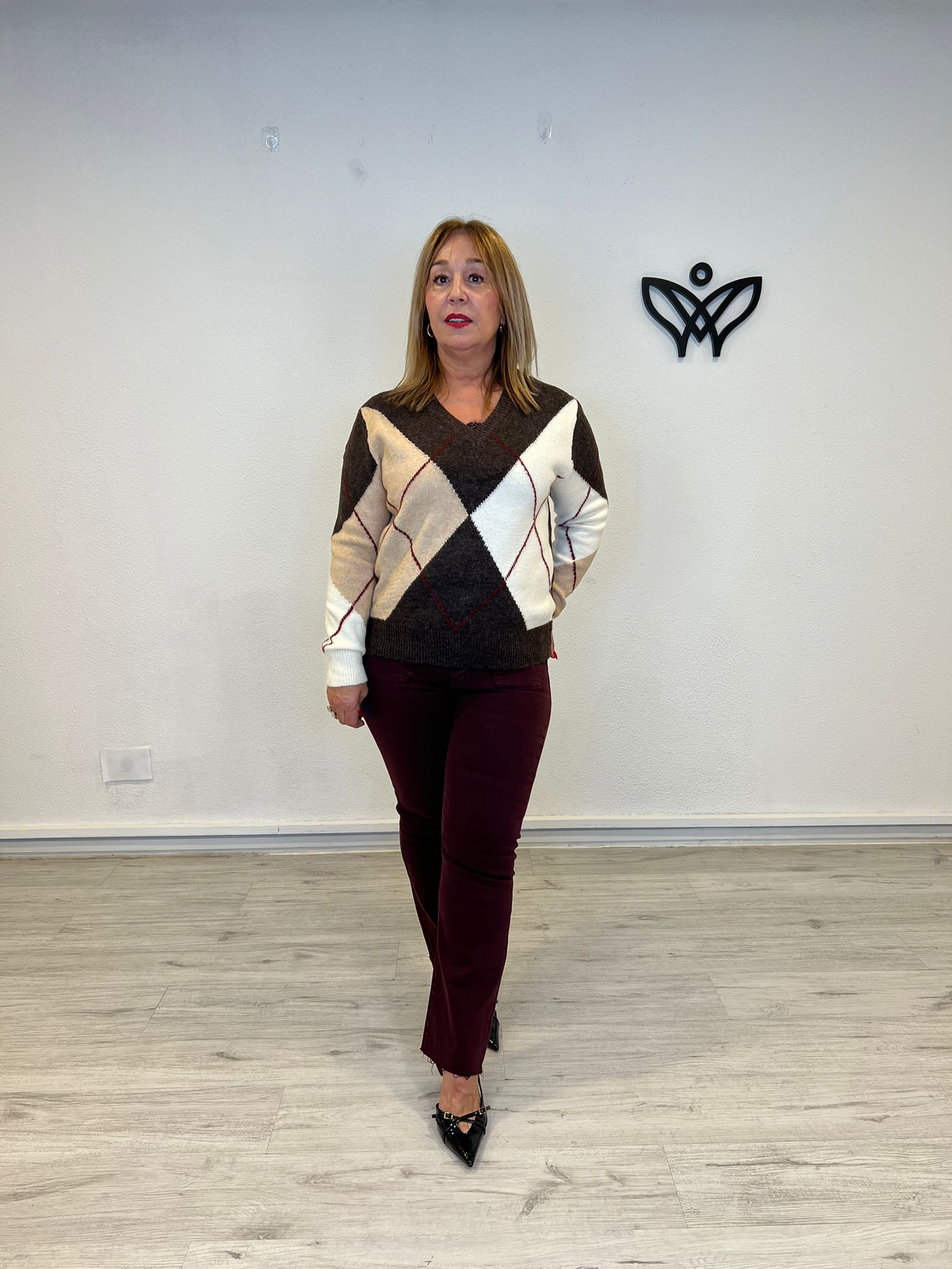 Jersey de punto escote en pico de rombos en marrón chocolate