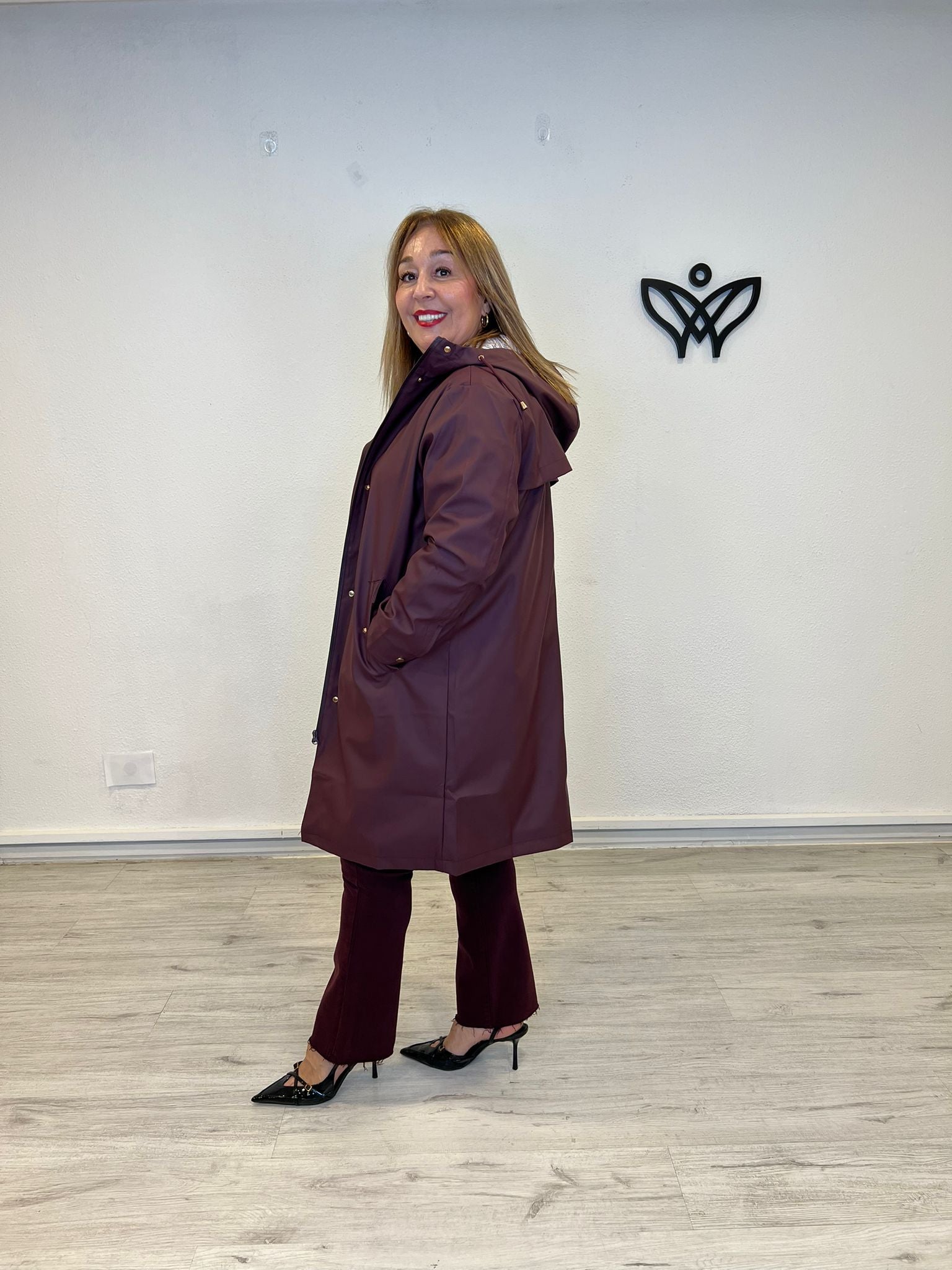 Gabardina trench impermeable con forro capucha burdeos