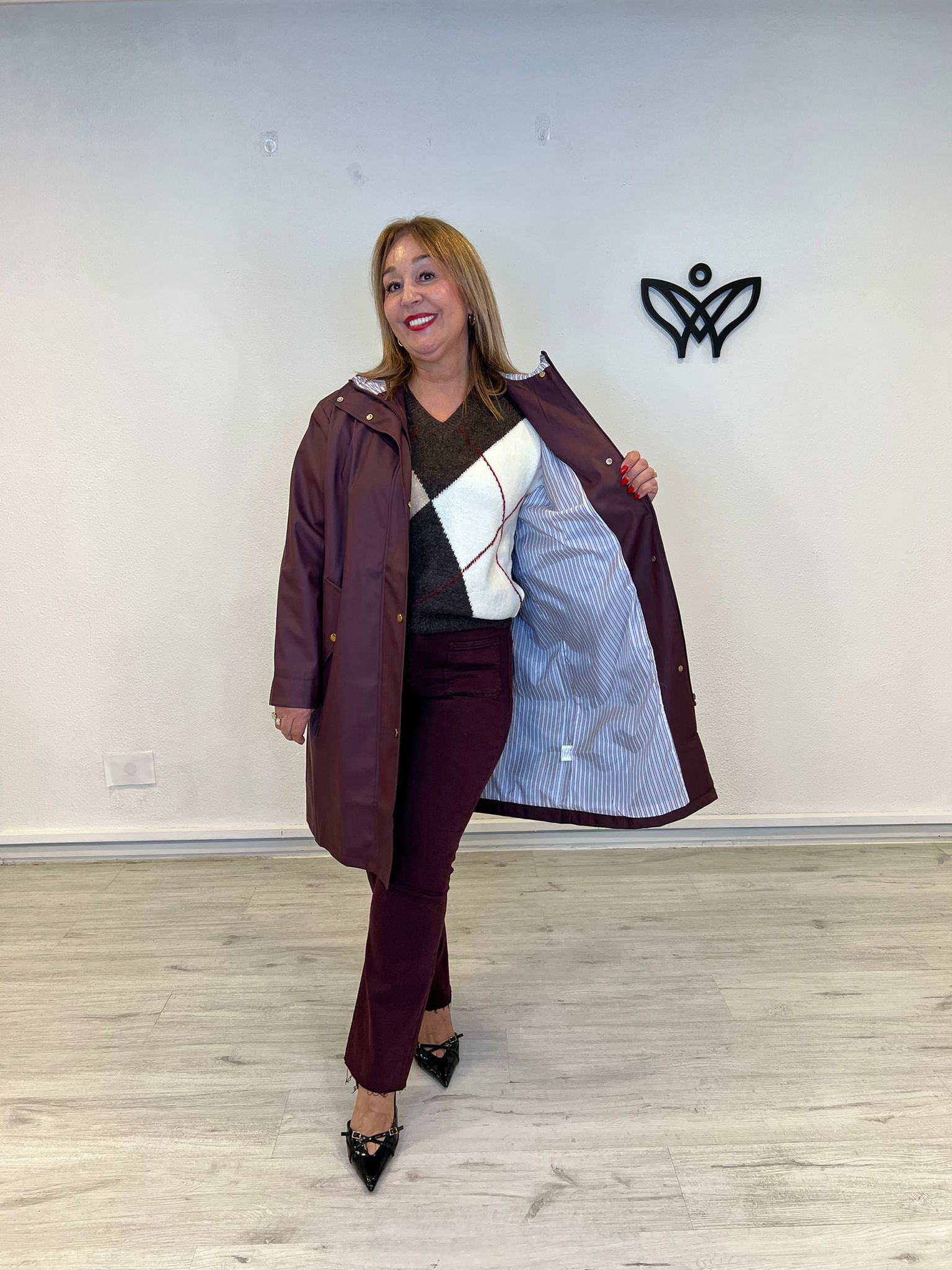 Trench parka corta forrada con capucha marrón chocolate