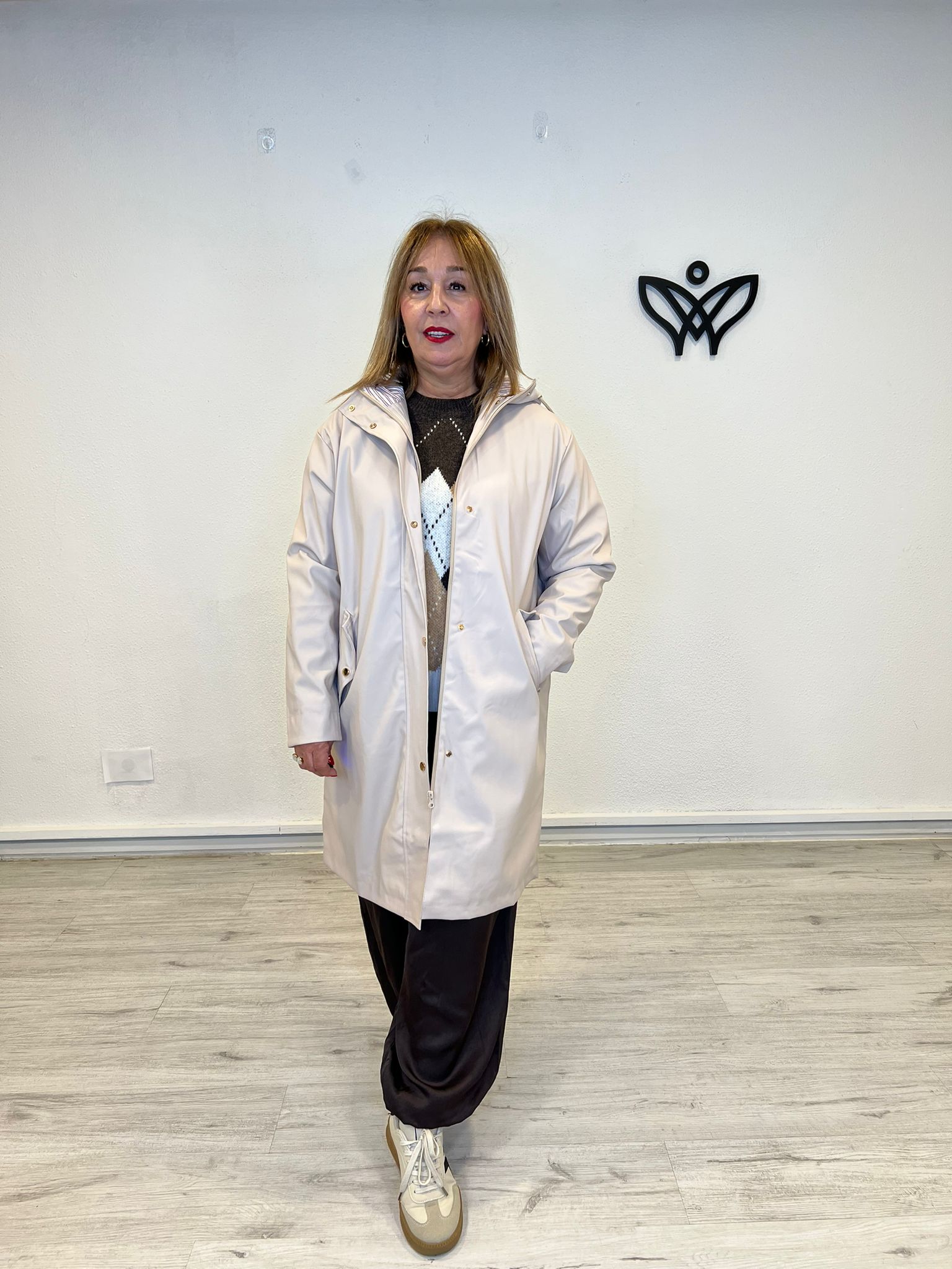 Gabardina trench impermeable con forro capucha beis