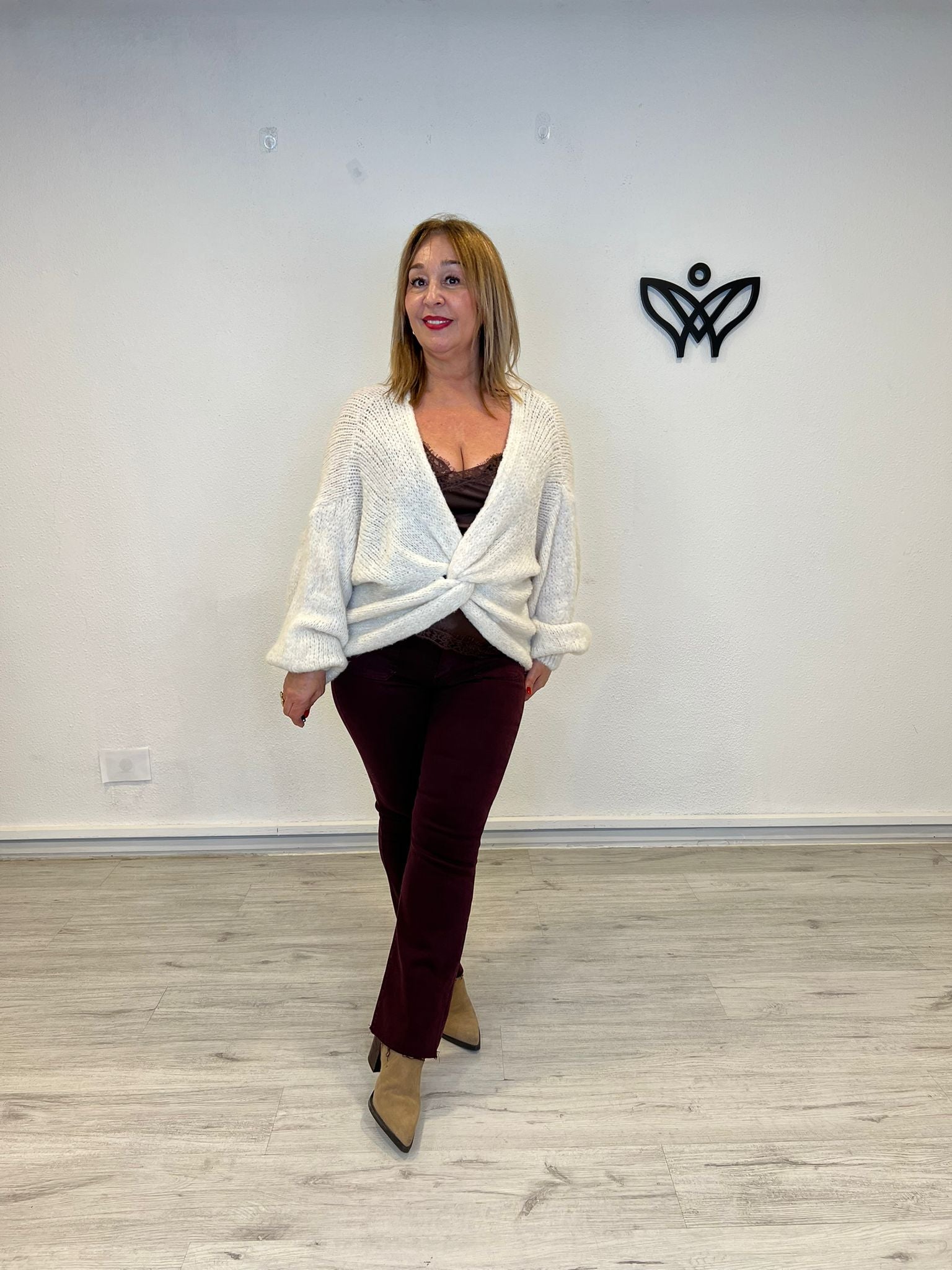 Jersey de punto escote en pico con nudo beis