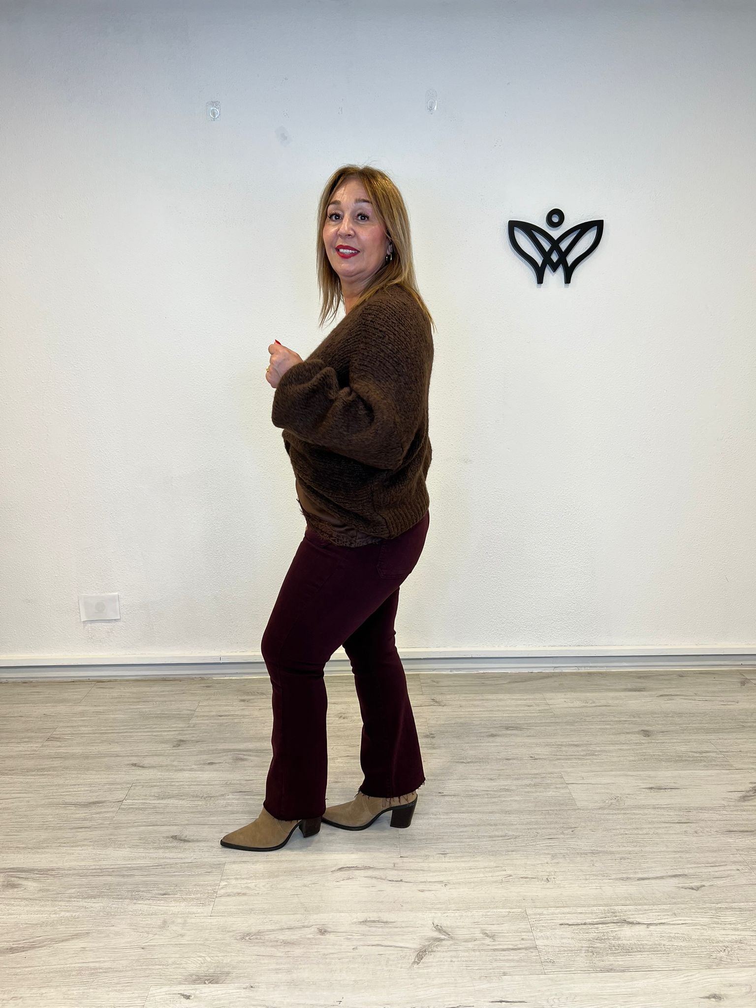 Jersey de punto escote en pico con nudo marrón chocolate