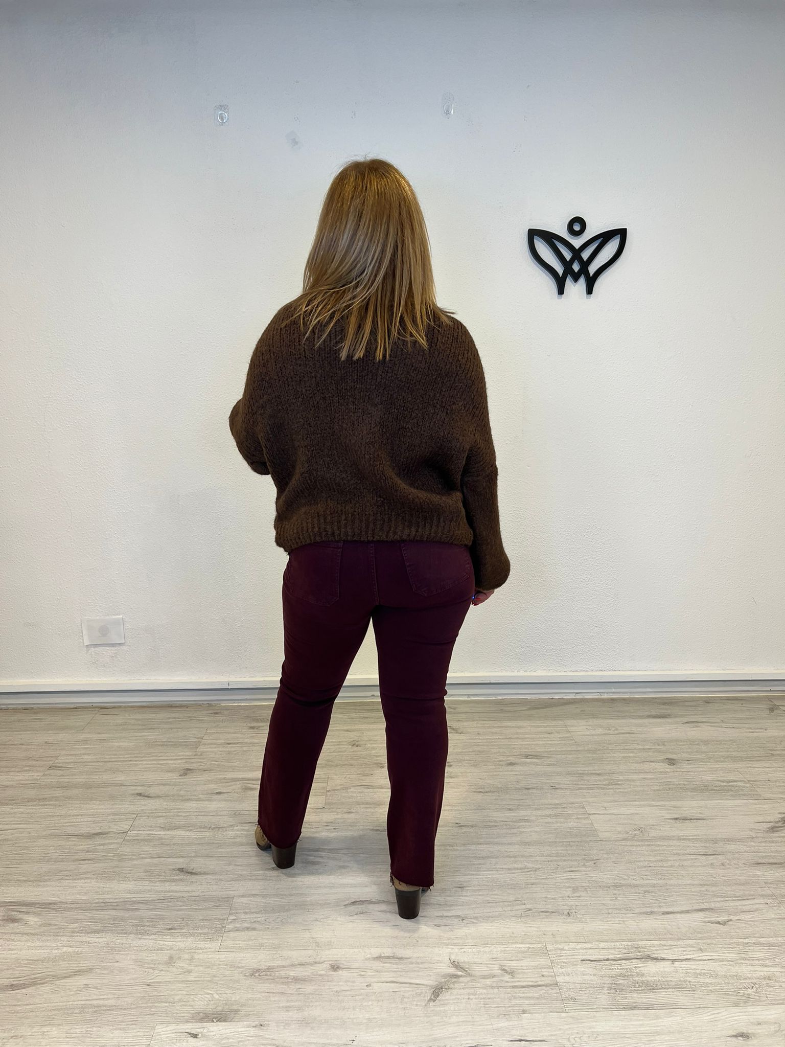 Jersey de punto escote en pico con nudo marrón chocolate