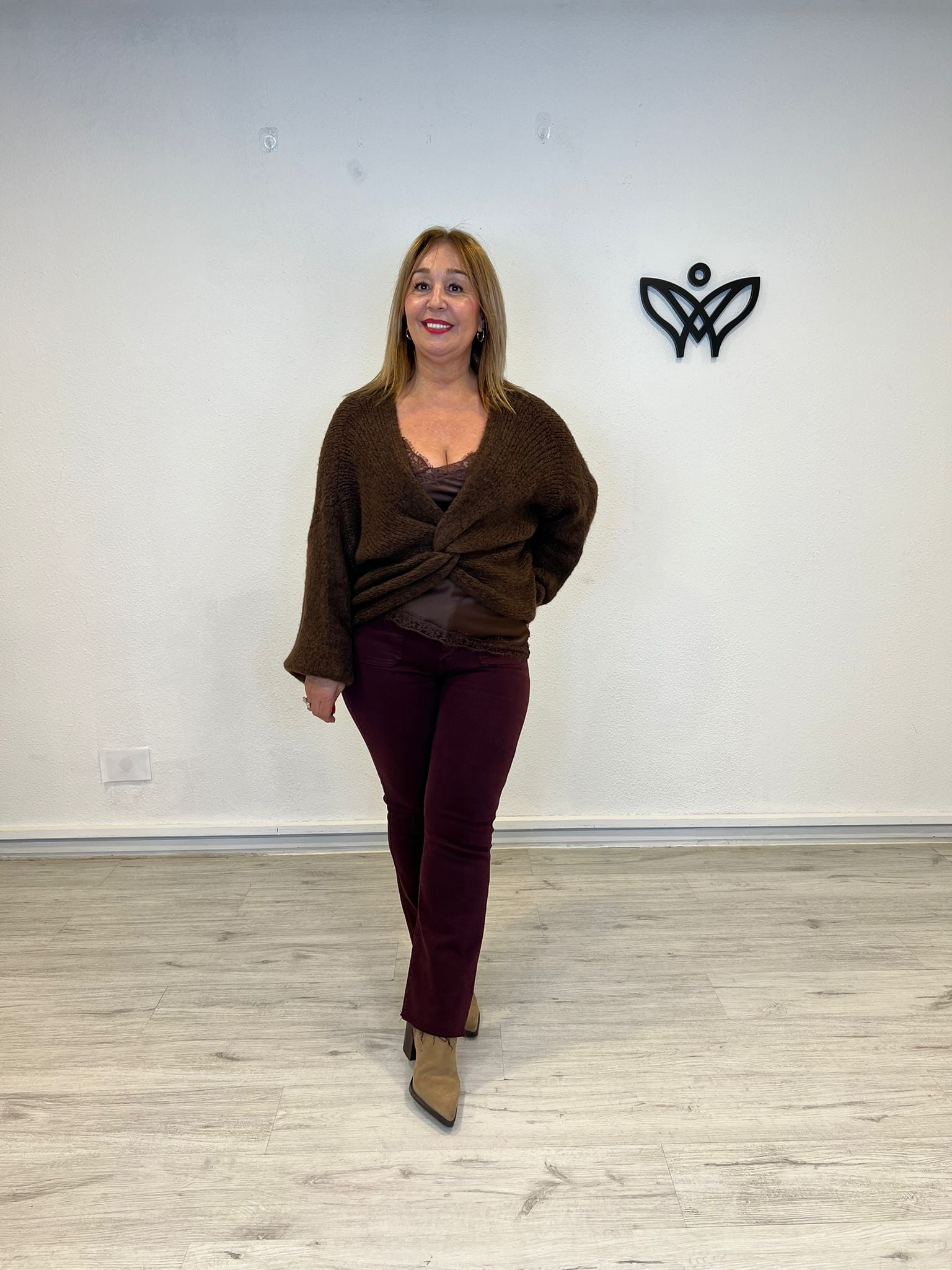 Jersey de punto escote en pico con nudo marrón chocolate