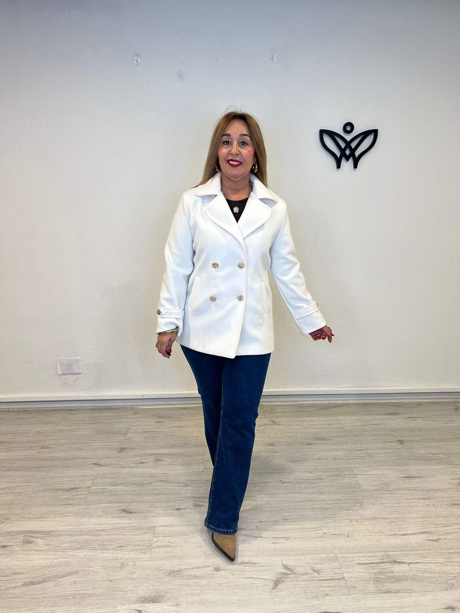 Abrigo chaquetón corto de paño forrado solapas blanco