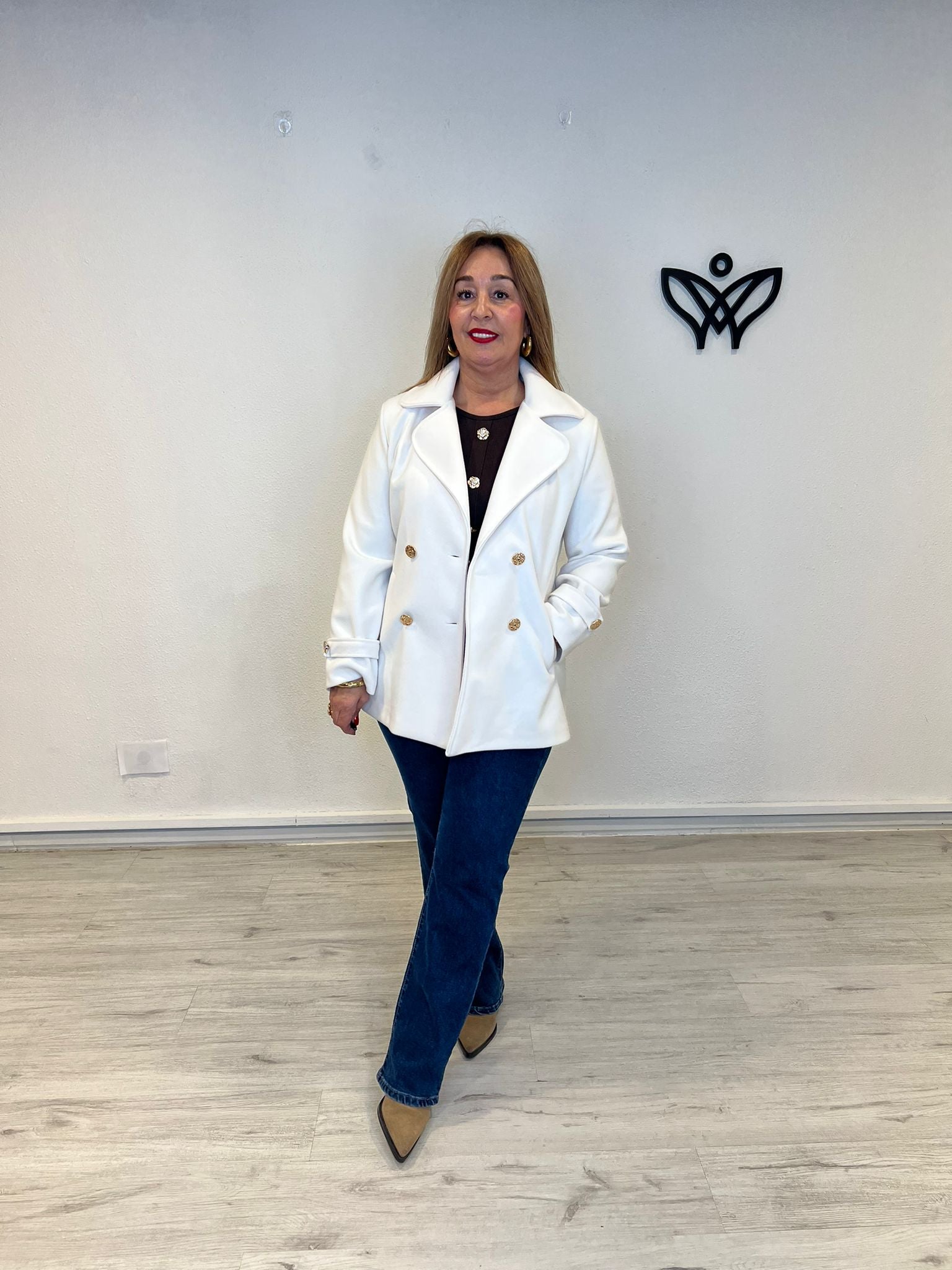 Abrigo chaquetón corto de paño forrado solapas blanco