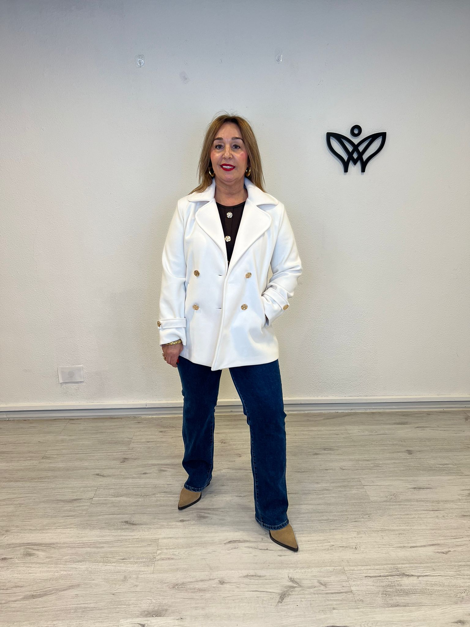 Abrigo chaquetón corto de paño forrado solapas blanco