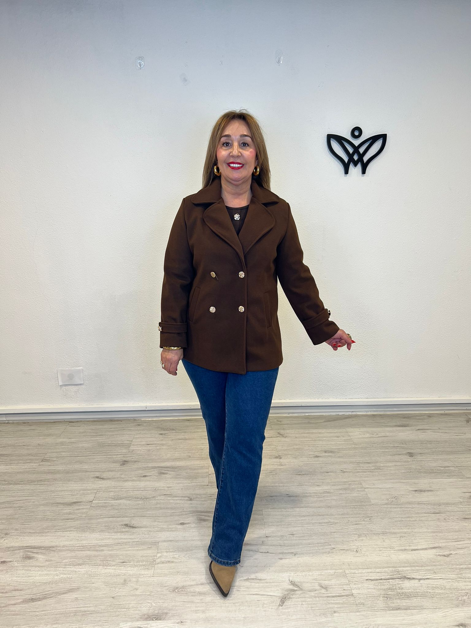 Abrigo chaquetón corto de paño forrado solapas marrón chocolate