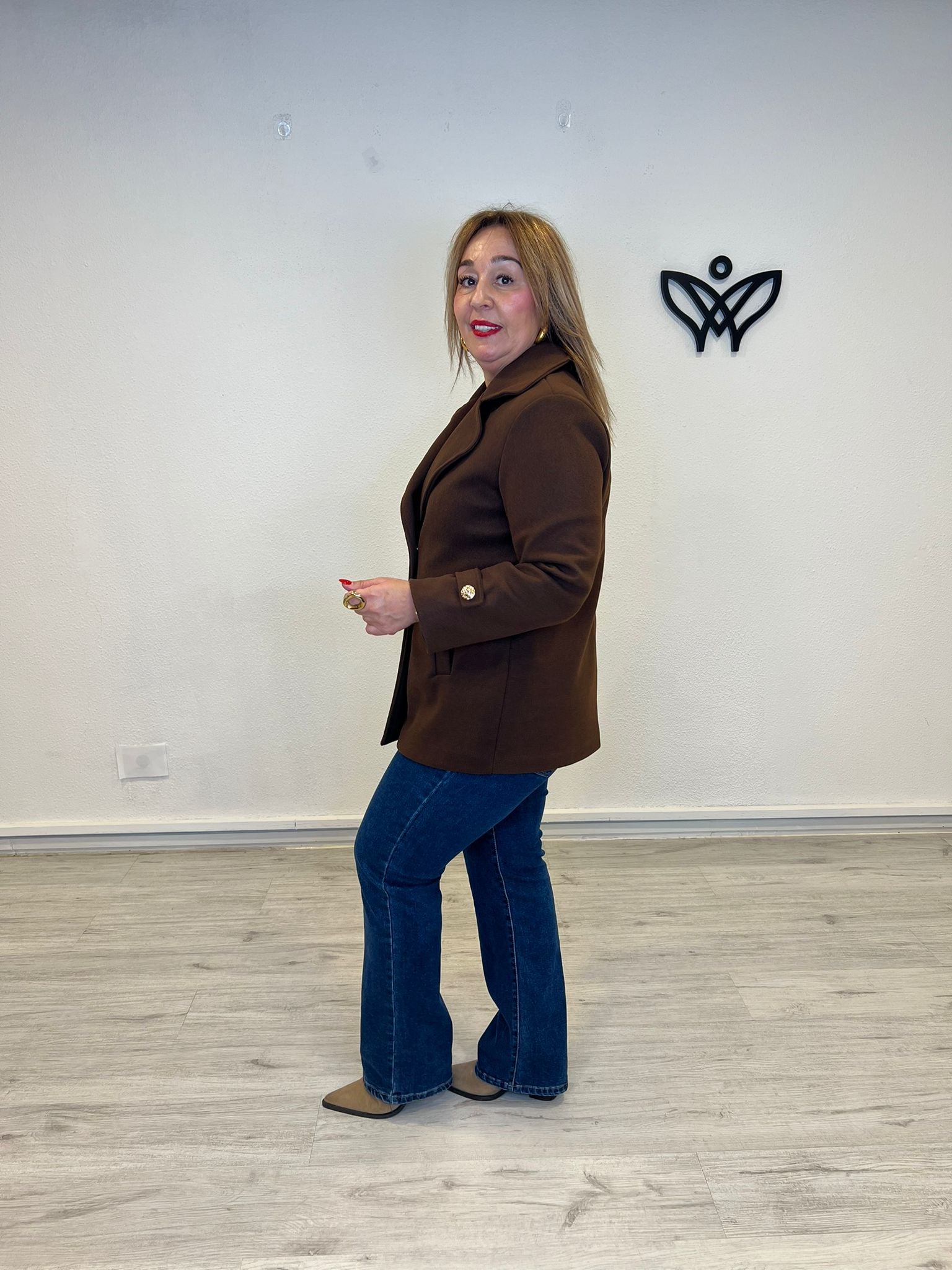 Abrigo chaquetón corto de paño forrado solapas marrón chocolate