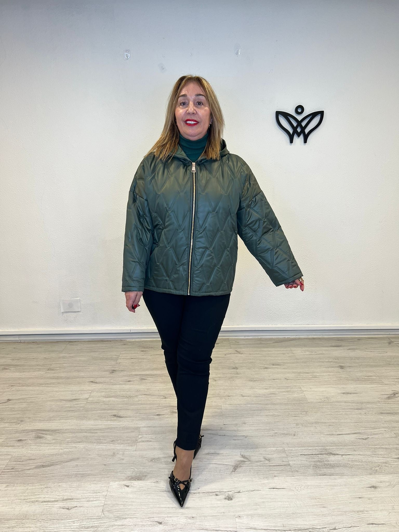 Plumas cazadora corto acolchada con capucha verde