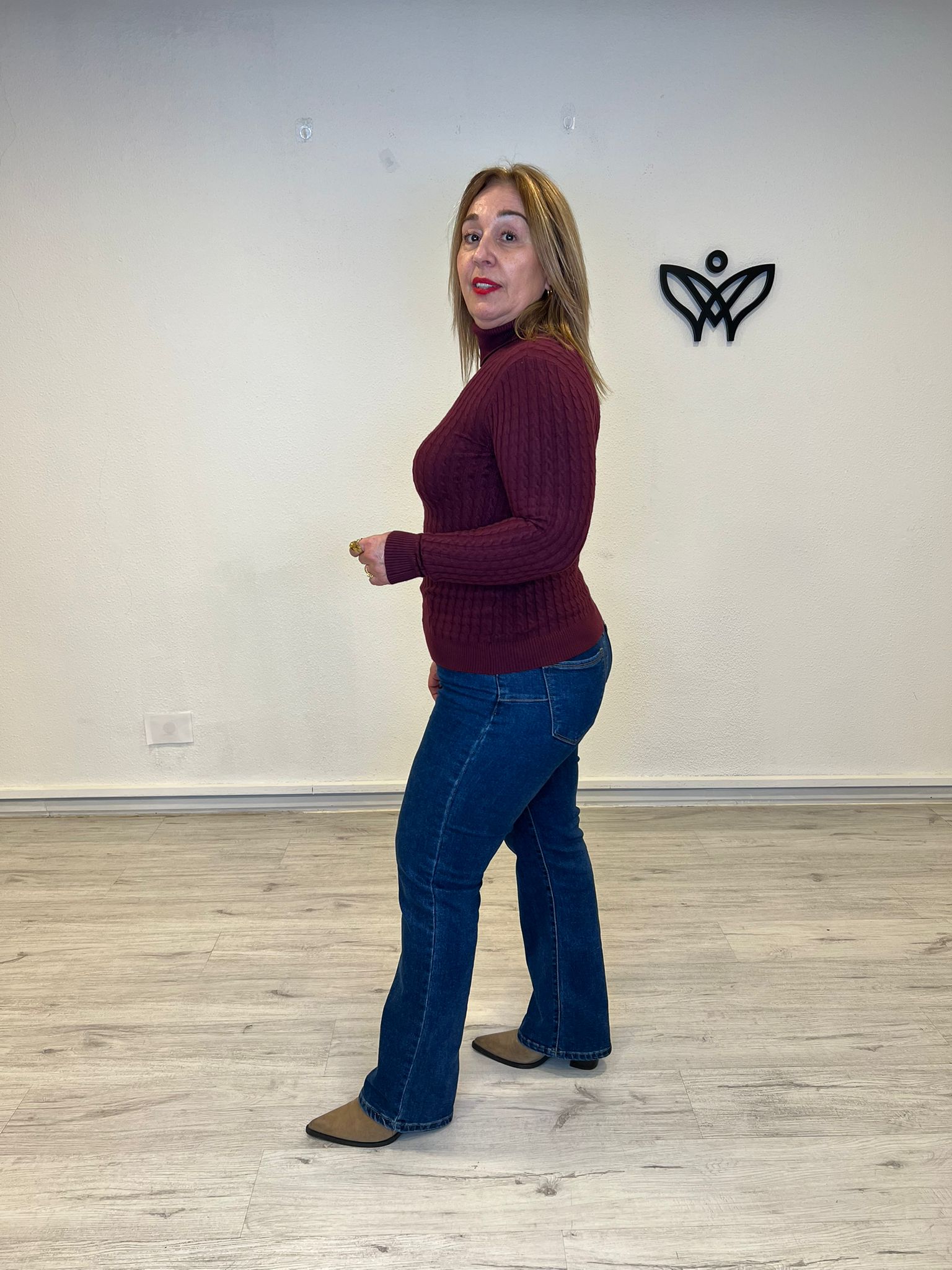 Jersey de punto cuello alto dibujo de ochos burdeos