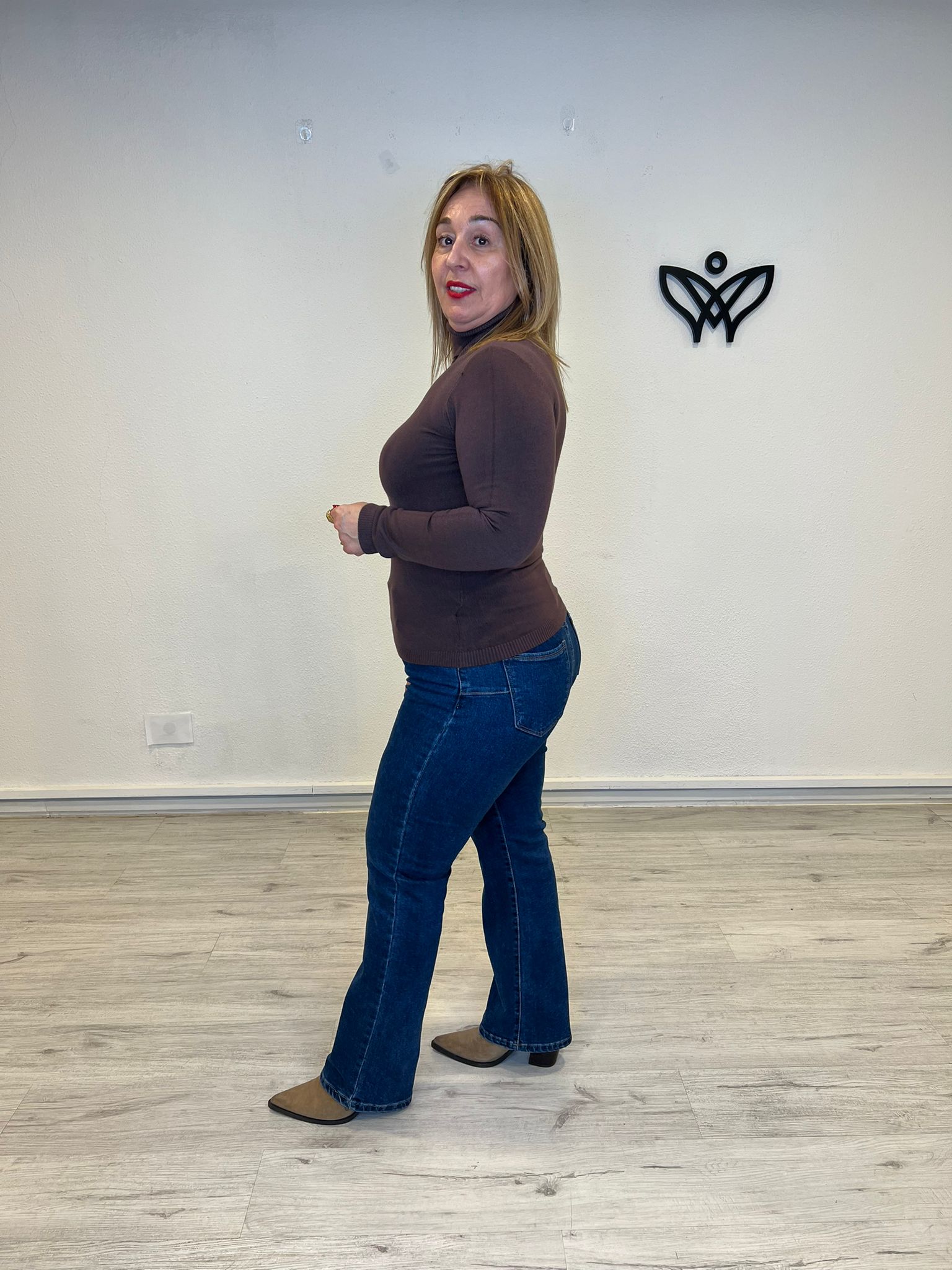 Jersey de punto básico de cuello subido marrón chocolate