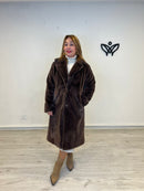 Abrigo pelo largo forrado de corte clásico con solapas marrón chocolate