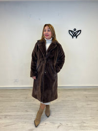 Abrigo pelo largo forrado de corte clásico con solapas marrón chocolate