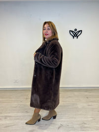 Abrigo pelo largo forrado de corte clásico con solapas marrón chocolate