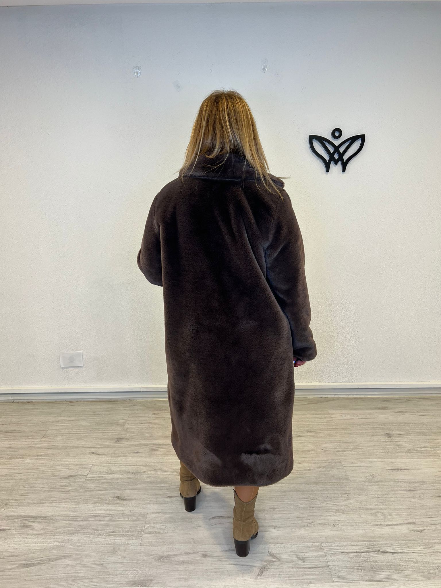 Abrigo pelo largo forrado de corte clásico con solapas marrón chocolate