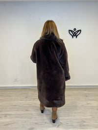 Abrigo pelo largo forrado de corte clásico con solapas marrón chocolate