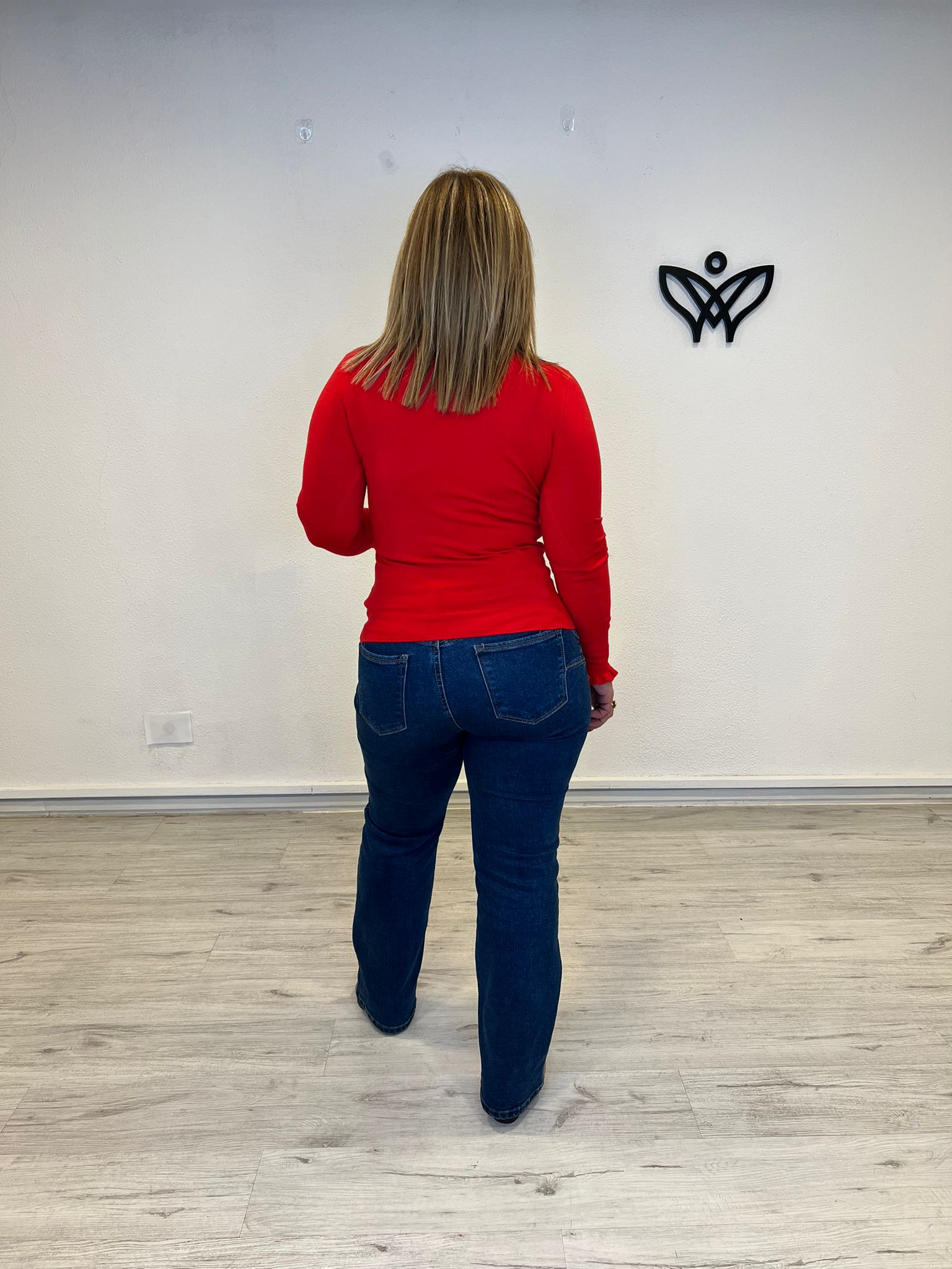 Jersey de punto cuello redondo con volantes discreto en rojo