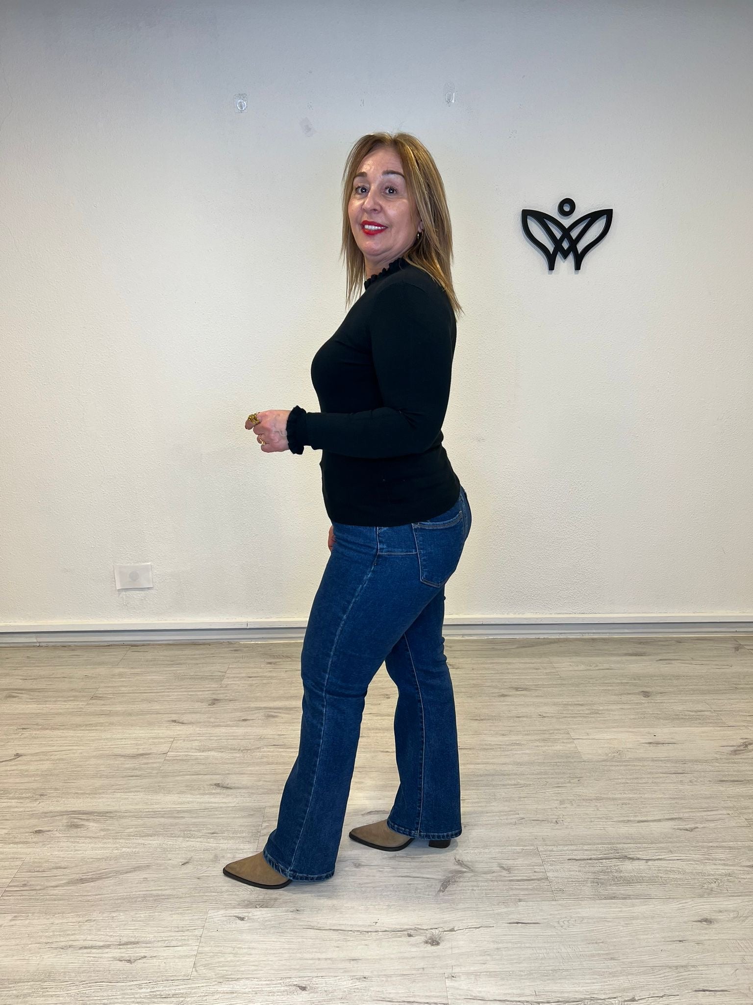 Jersey de punto cuello redondo con volantes discreto en negro