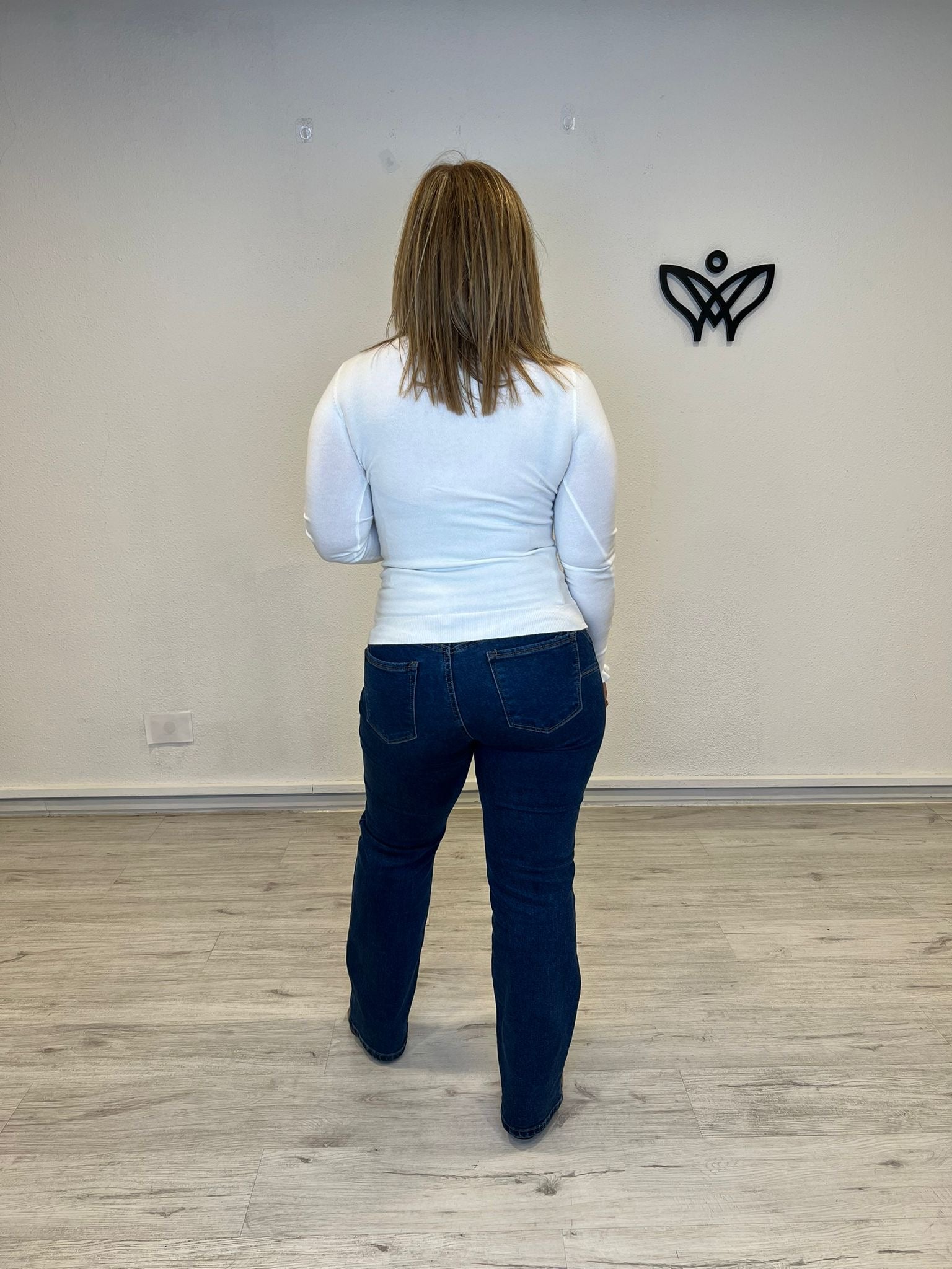 Jersey de punto cuello redondo con volantes discreto en blanco