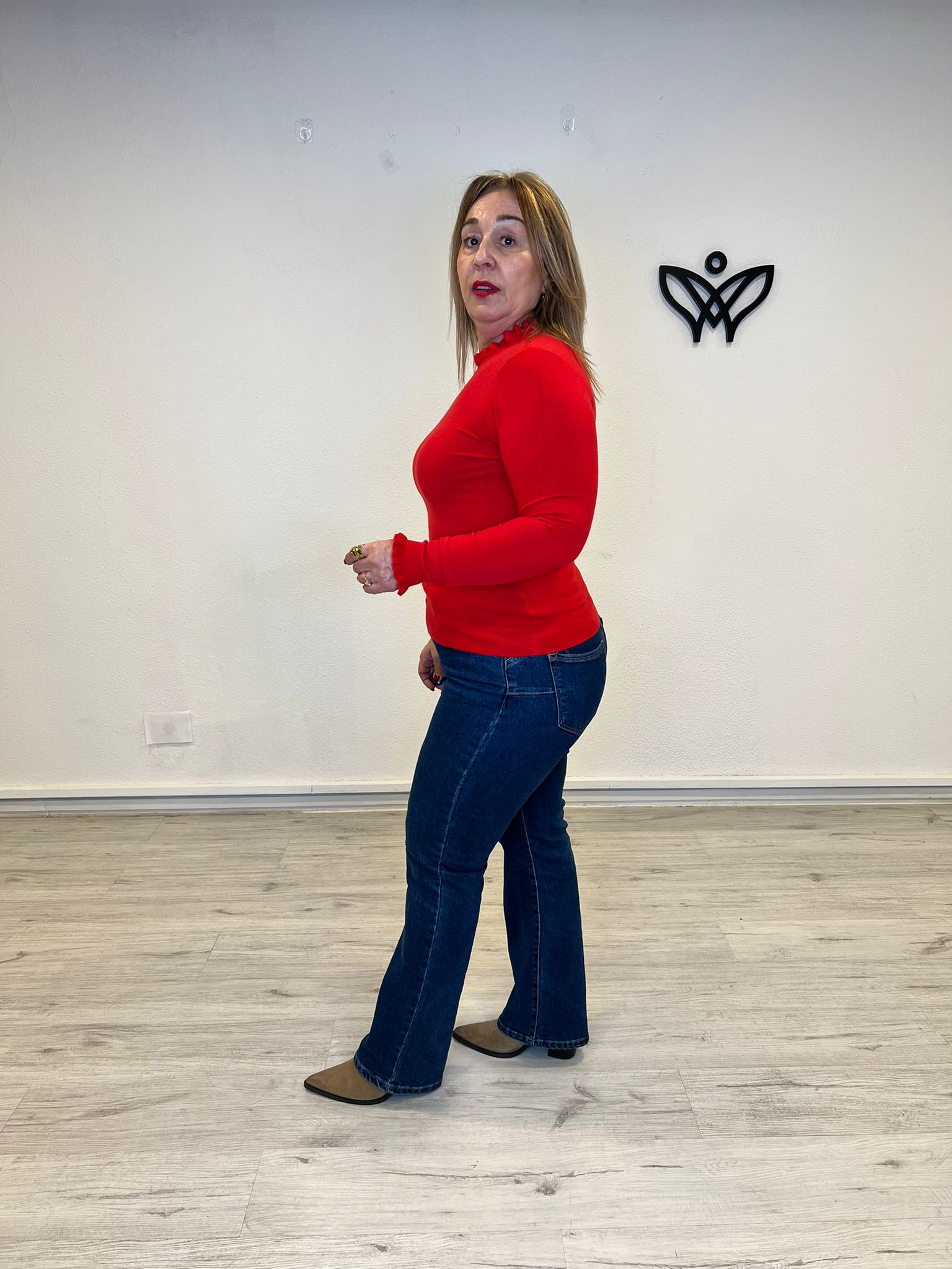 Jersey de punto cuello redondo con volantes discreto en rojo