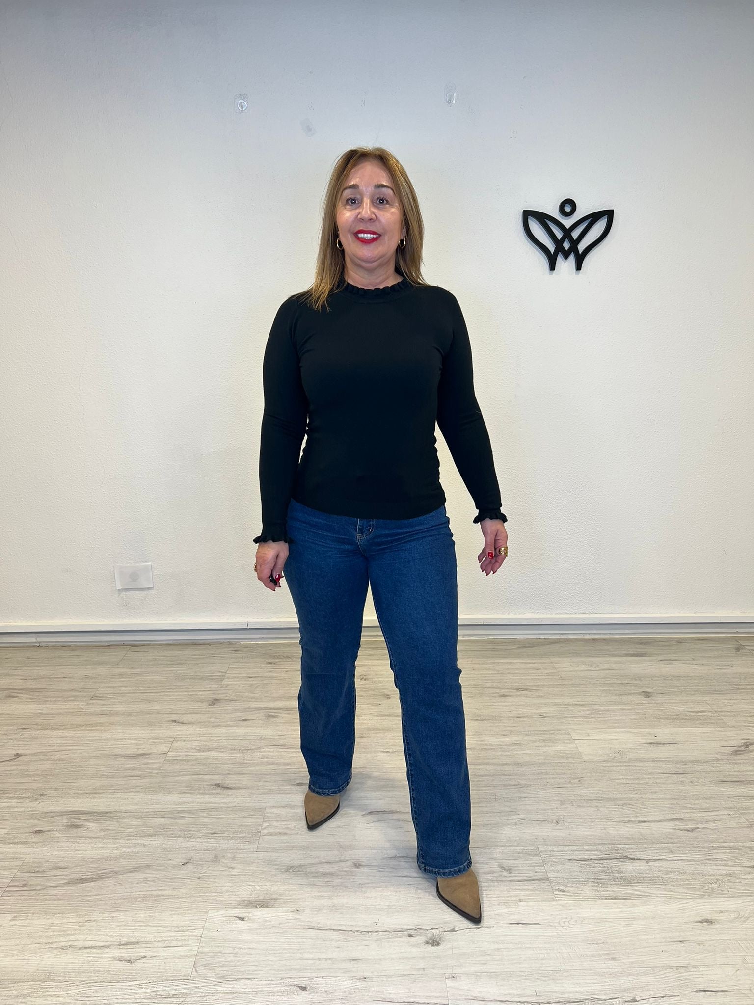 Jersey de punto cuello redondo con volantes discreto en negro