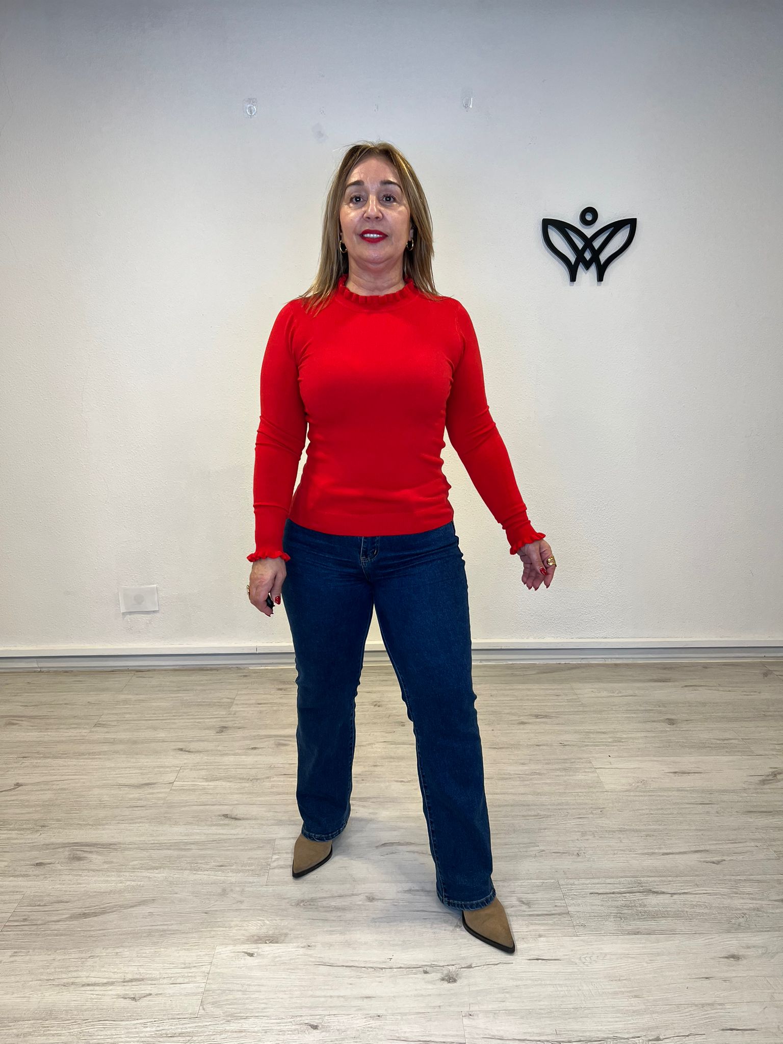 Jersey de punto cuello redondo con volantes discreto en rojo