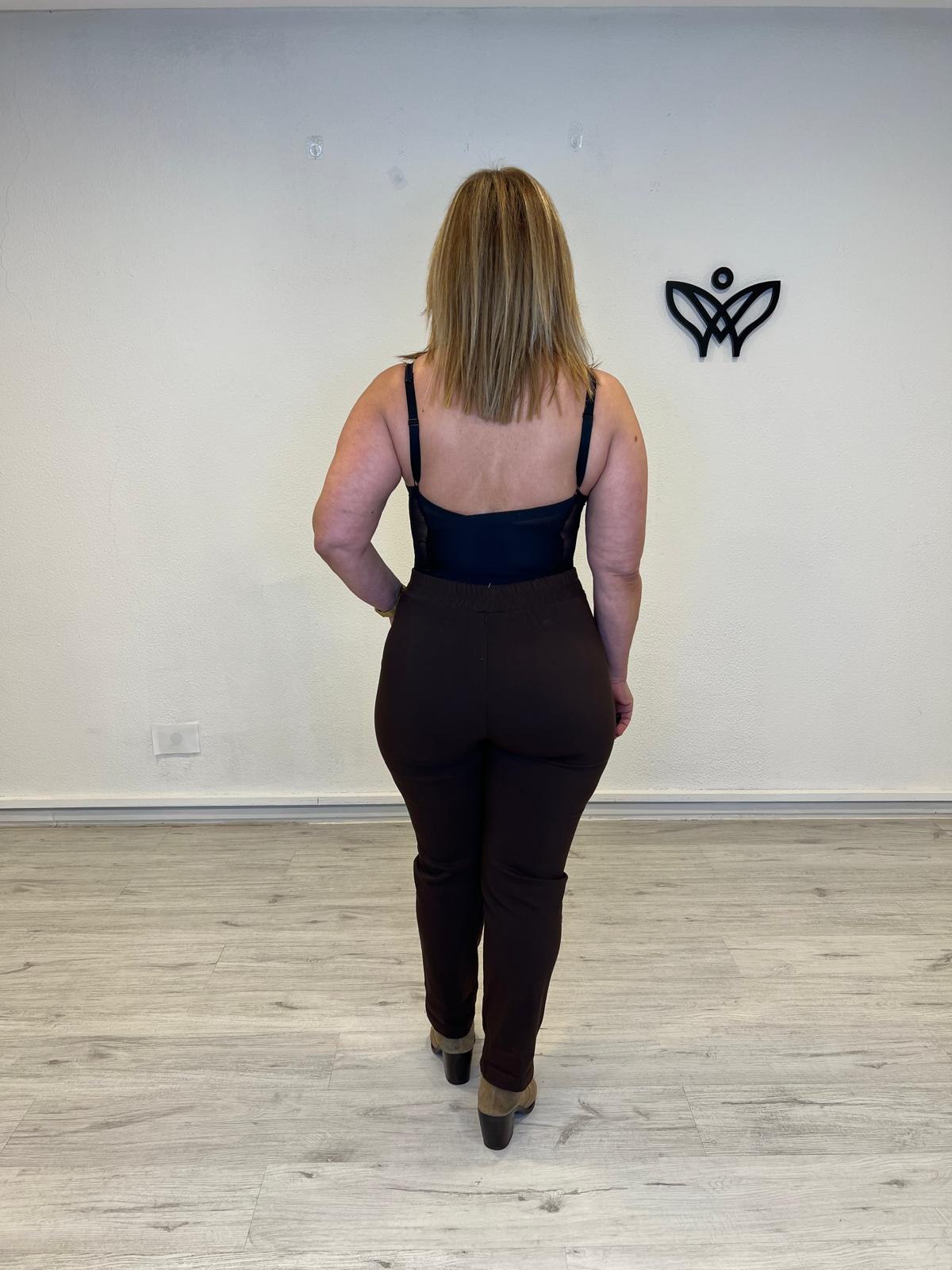 Pantalón elástico con bolsillos y goma en la cintura marrón chocolate