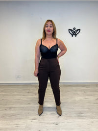 Pantalón elástico con bolsillos y goma en la cintura marrón chocolate