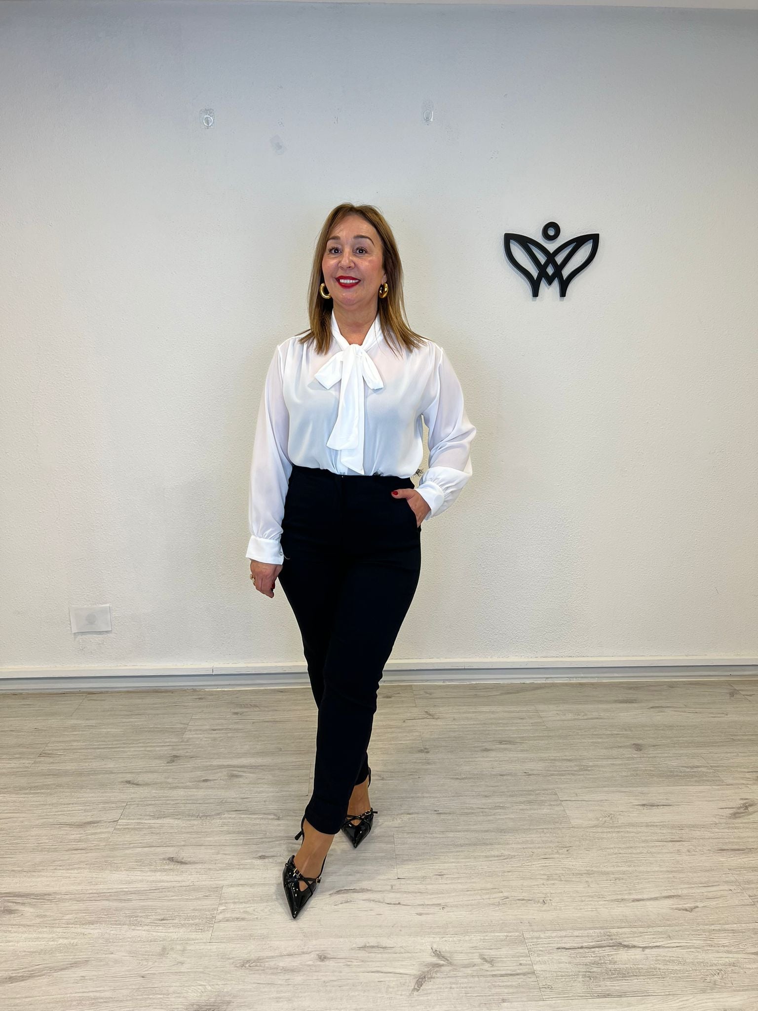 Pantalón elástico tiro alto con bolsillos en negro