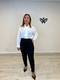 Pantalón elástico tiro alto con bolsillos en negro