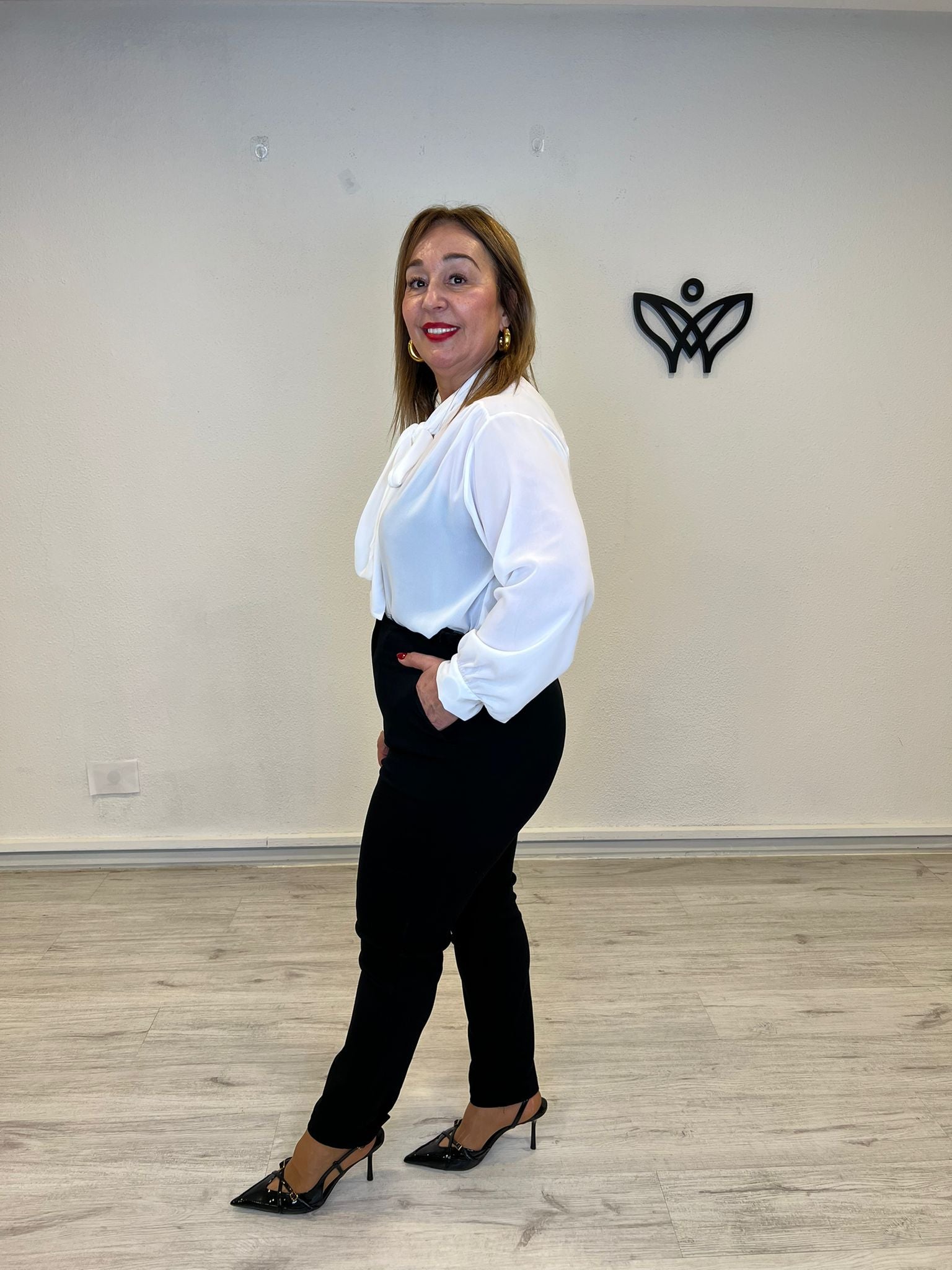 Pantalón elástico tiro alto con bolsillos en negro