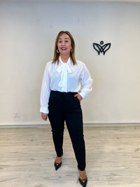 Pantalón elástico tiro alto con bolsillos en negro