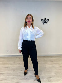 Pantalón elástico tiro alto con bolsillos en negro